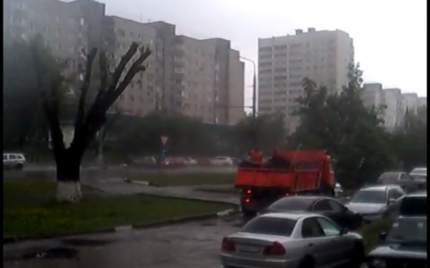 Ремонт дорог по-владимирски: дорожники по традиции засыпают лужи асфальтом (видео)