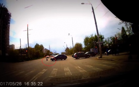 Новости России: из машины на полном ходу вывалился ребенок (видео)