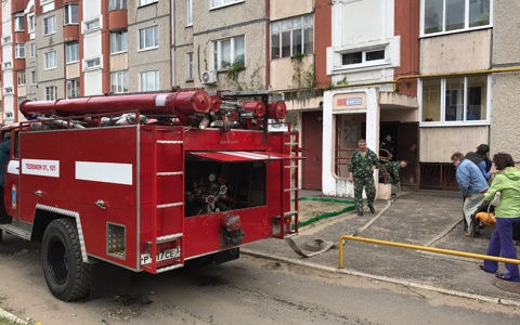 В Коммунаре почти час тушили пожар в квартире