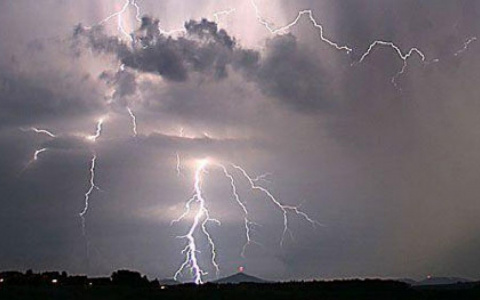Владимирцев предупреждают о грозе и сильном ветре
