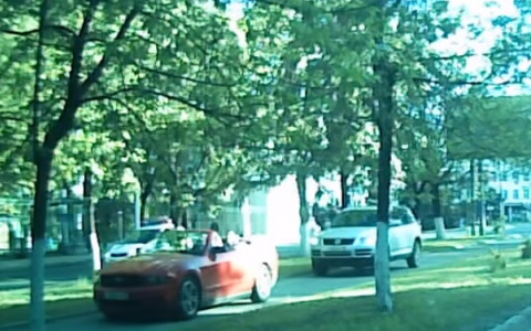 В ГИБДД рассказали, почему кабриолет и внедорожник ехали по пешеходной аллее