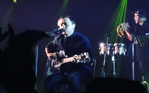 Рома Зверь на концерте снял ботинки и показал зрителям красные носки