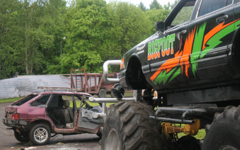Во Владимире на шоу каскадеров во время трюка со зрителями опрокинулось авто