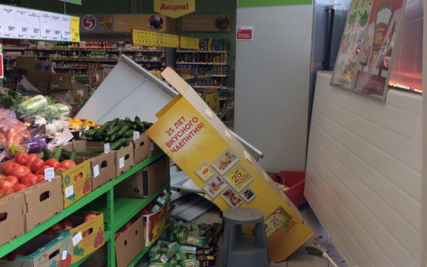 В Оргтруде автомобиль протаранил "Пятерочку"