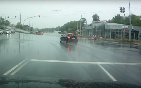 В центре Владимира на скользкой дороге занесло автомобилиста (видео)