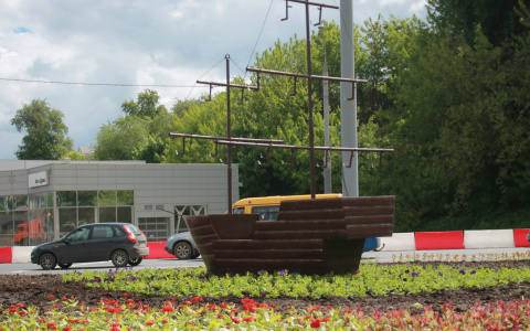 Во Владимире появилась необычная клумба в виде мини-корабля