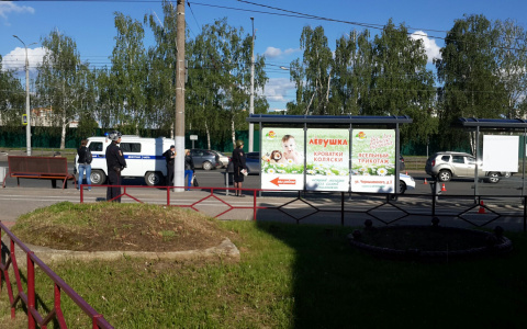 Люди в касках оцепили автобус в районе Факела