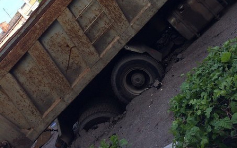 Во Владимире грузовик провалился под асфальт