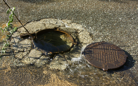 Новости России: 9-летний ребенок провалился в канализационный люк