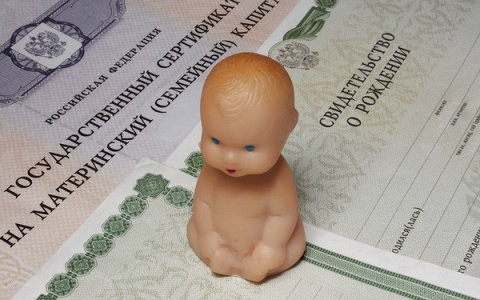 Путин предложил выдавать часть маткапитала на руки родителям на расходы