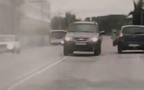 Наглый владимирец рассекал по встречке в центре города (видео)