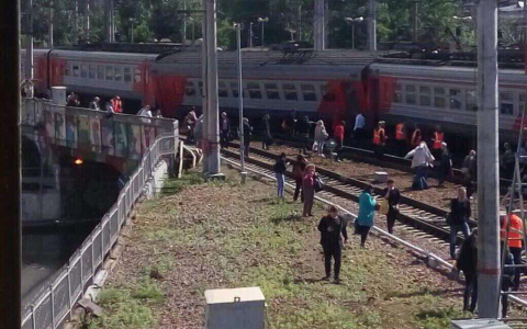 В Москве столкнулись электричка и поезд, следовавший из Владимира