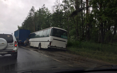 Рейсовый автобус чуть не перевернулся под Владимиром