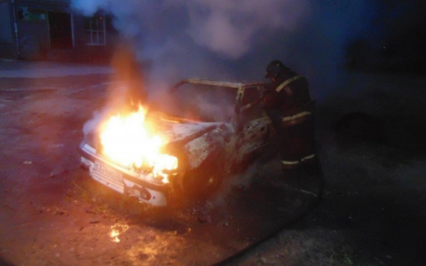 Во Владимирской области ночью пожарные тушили вспыхнувший автомобиль