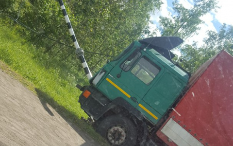 На Пекинке фура снесла столб