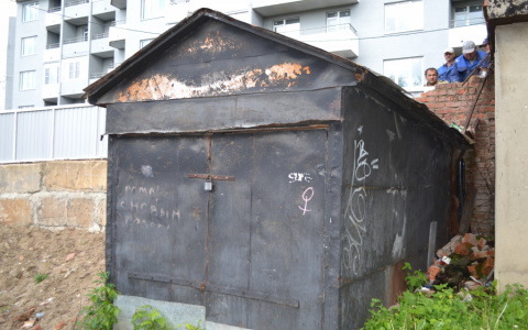 Во Владимире строители обрушили стену дома на частный гараж