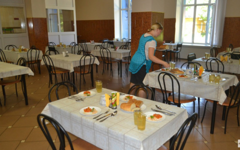 Во Владимире прокуратура наказала столовую, которая продавала студентам салаты из овощей втридорога