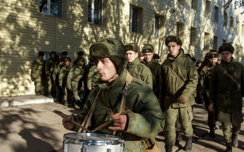 По утрам солдаты будят владимирцев "трехэтажным" матом