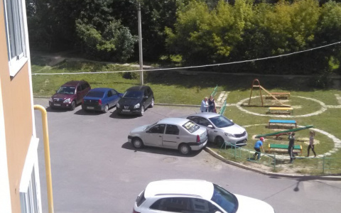 Во Владимире автоледи перепутала педали и вылетела на детскую площадку