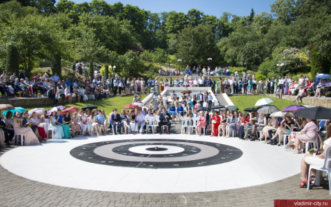 В Патриаршем саду лучших выпускников школ наградили медалями