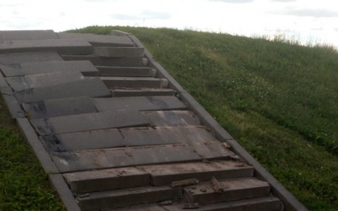 Вандалы на внедорожнике раскурочили лестницу на смотровую у Дмитриевского собора