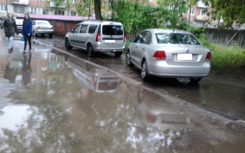 "Паркуюсь, как хочу": владимирские автохамы блокируют входы в подъезды