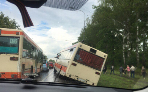 На трассе под Владимиром пассажирский автобус занесло в кювет