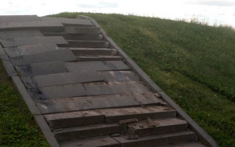 Задержан водитель, повредивший лестницу у Дмитриевского собора