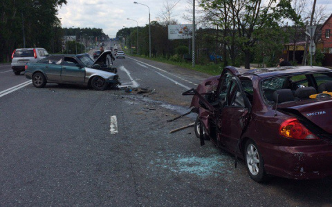 На трассе во Владимирской области лоб в лоб столкнулись легковушки (фото)