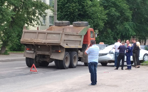 На Луначарке "Камаз" врезался в автомобиль "Яндекс Такси"