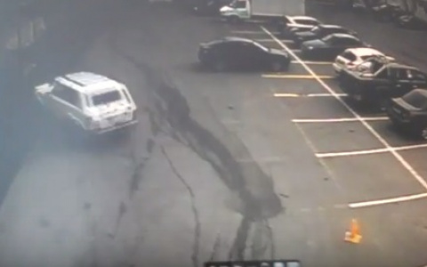 В сети появилось видео, на котором авто без водителя катается по парковке во Владимире