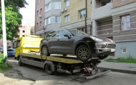 Во Владимире приставы больше часа пытались выманить должницу из арестованного авто