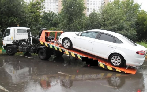 В Серпухове эвакуировали автомобиль, не заметив в нем 8-летнего ребенка