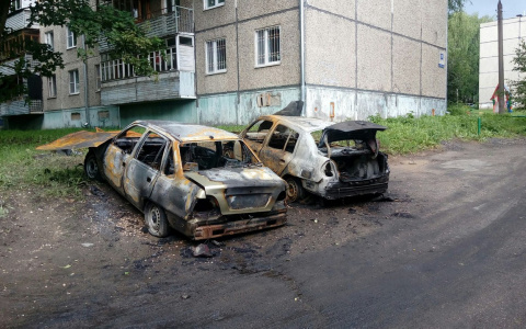 Горожанка: "Машины на Лакина подожгли подростки ради селфи"