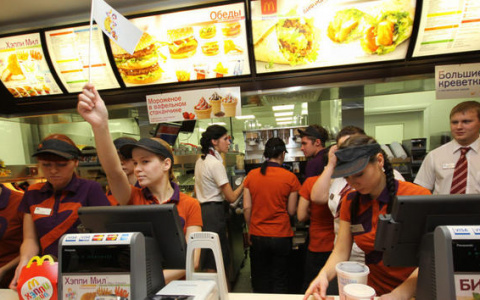 Женщина отсудила у "Макдоналдс" 300 тысяч рублей за выбитые зубы