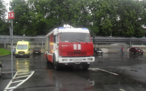 Посетителей "Ашана" в срочном порядке эвакуировали из здания