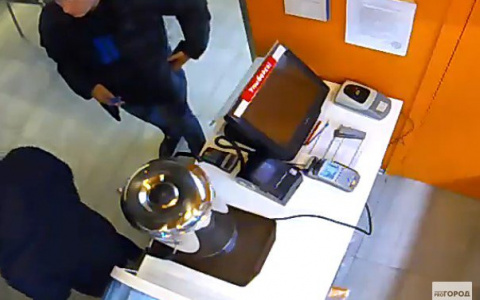 Посетитель украл из офиса в центре Владимира 400 тысяч рублей