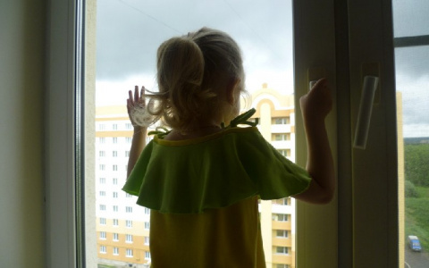 Двухлетний ребенок упал из окна восьмого этажа