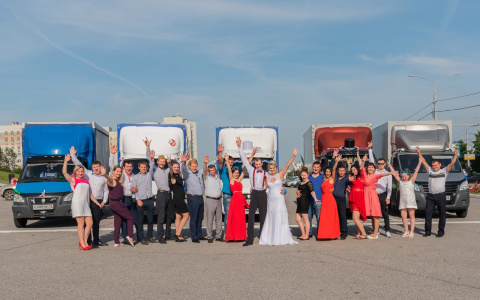 Владимирцы креативно отметили свадьбу на "Газелях"