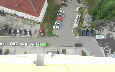 В выходные из высотки на проспекте Ленина выпал человек