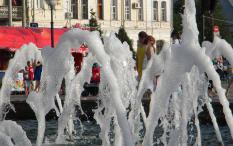 Жители Владимира не стесняясь купаются в трусах в фонтане в центре города (фото)