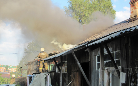 Новости России: ребенок сгорел в сарае, где его заперла мать
