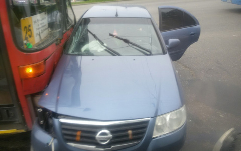 Утром в Добром автобус "снес" легковое авто