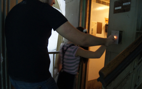 В выходные в подъезде жилого дома на Тракторной избили девушку