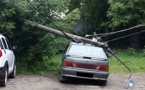 На проспекте Строителей фонарный столб упал на припаркованный автомобиль