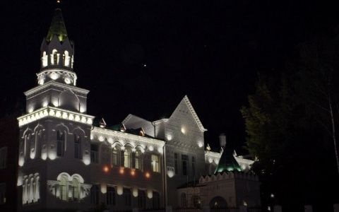 Историческое здание больницы скорой медицинской помощи во Владимире подсветили