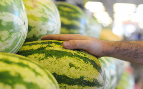 Роспотребнадзор рекомендует мыть арбузы с мылом