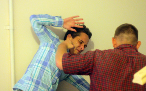 В Югре мужчина убил двух коллег и закопал их тела экскаватором