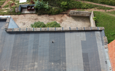 В Загородном с крыши общежития упал молодой человек