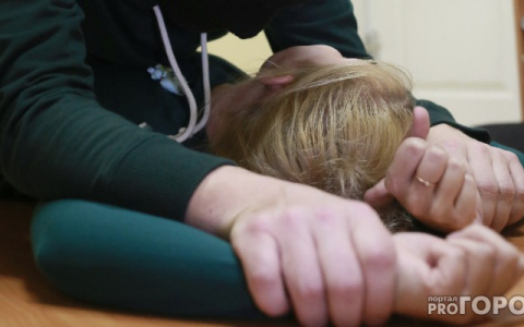 Женщину изнасиловали в присутствии мужа из-за долга в 1800 рублей
